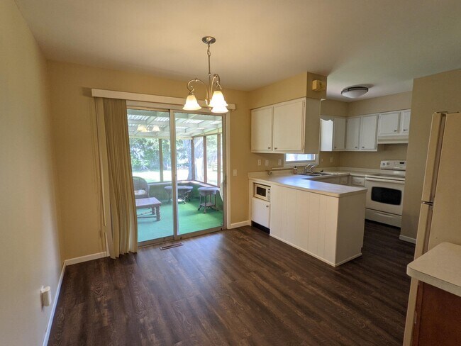 Building Photo - 483 Rushmore Ln