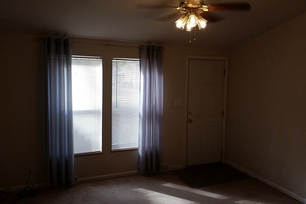 Building Photo - 3 Bedroom Duplex in Convenient Location!