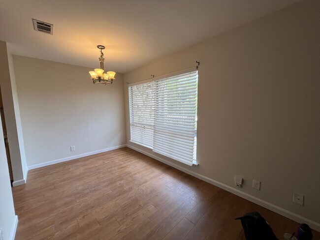 Foto del edificio - Freshly Updated Condo
