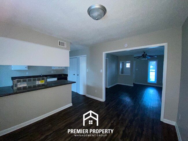 Foto del edificio - 3 Bedroom Home for Rent in Memphis, TN | Brick Fireplace & Fenced Backyard