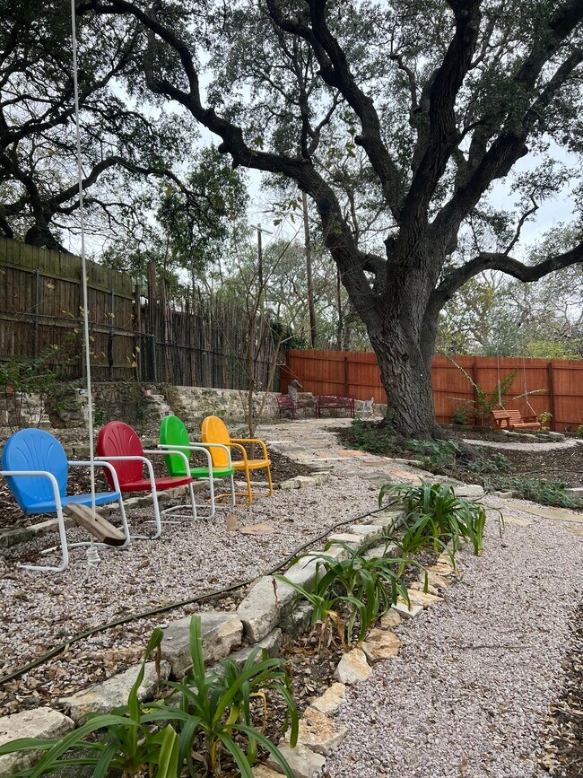 Building Photo - 509 E Live Oak St