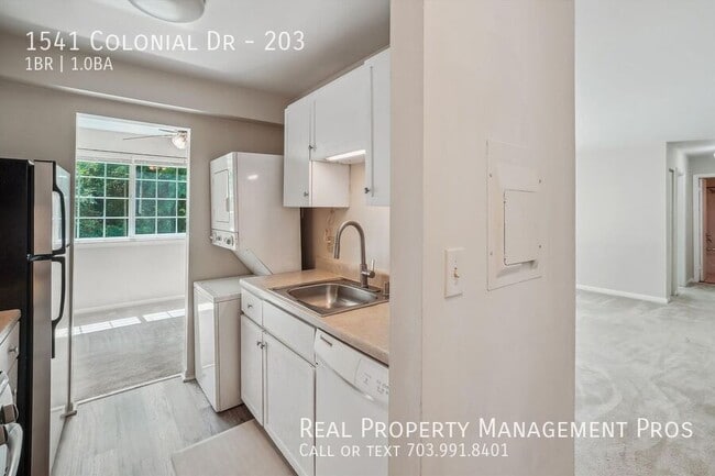 Building Photo - 1541 Colonial Dr