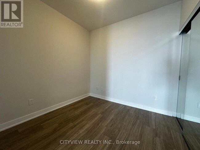 Photo du bâtiment - 430-2430 Square One Dr