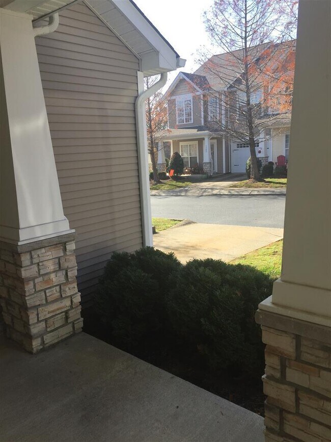 Foto del edificio - Large townhome near Percy Priest Lake