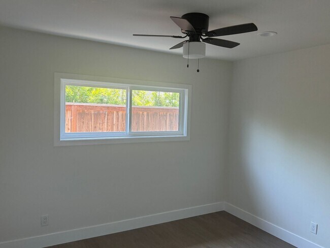 Building Photo - Remodeled 2 bedroom/ 1 bath on a Cul de Sac!