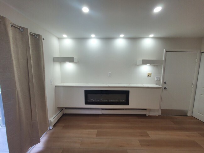 Foto del edificio - 8310 Woodland Dr