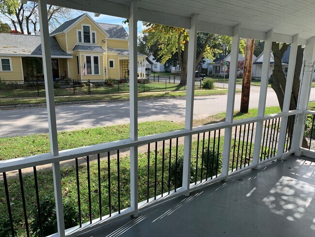 Building Photo - 2 Bed/1 Bath home near Downtown Springfield