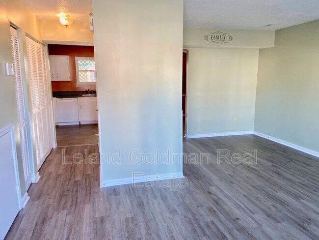 Foto del edificio - 620 Cedar Springs Ct