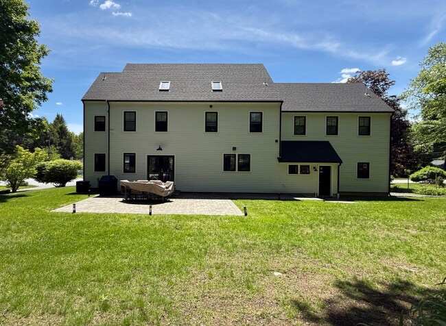Foto del edificio - 8 Briggs Rd