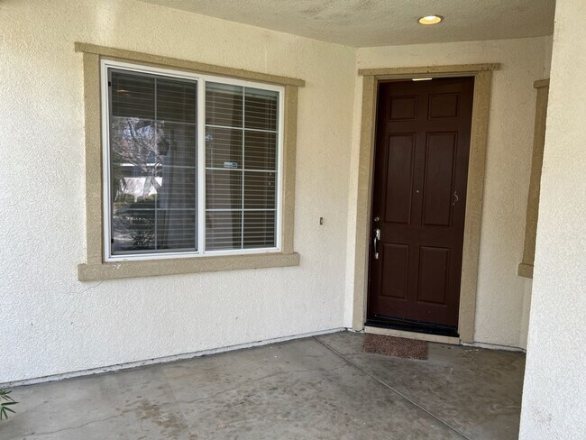 Building Photo - 4 bedroom home with 3 car garage in Patterson!