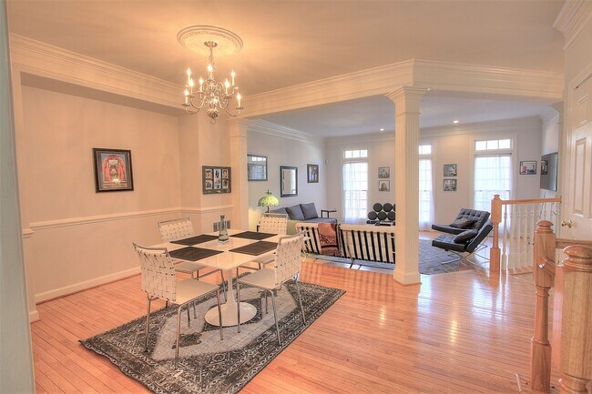 Building Photo - Spacious 4BR, 3.5BA Townhome in Cameron St...