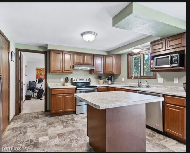 Building Photo - 3 br, 1 bath Townhome - 2323 Deer Trl