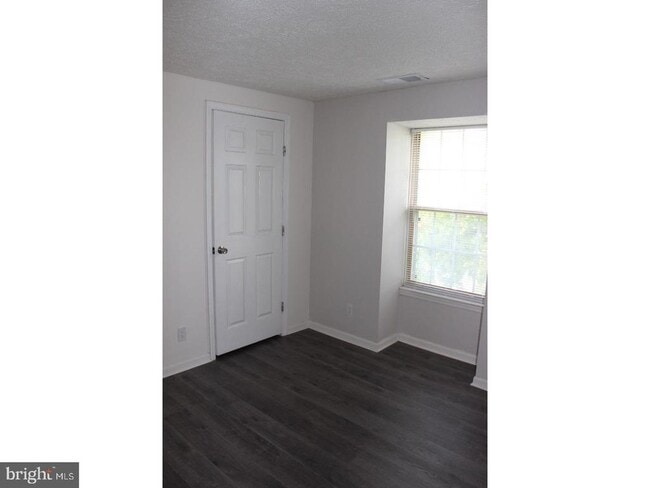 Building Photo - 189 Kenwood Dr