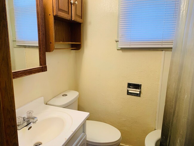 Building Photo - 801 E 6th- 4 bedroom house