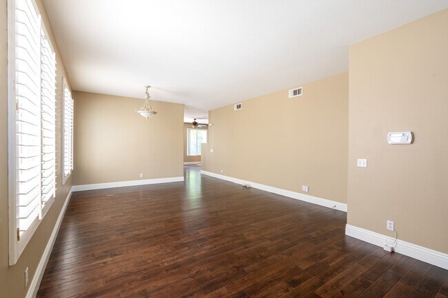 Foto del edificio - 8704 E Wiley Way