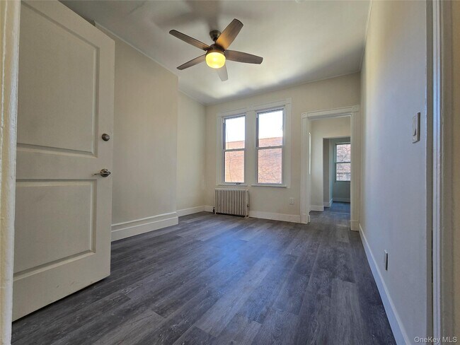 Foto del edificio - 31-17 43rd St