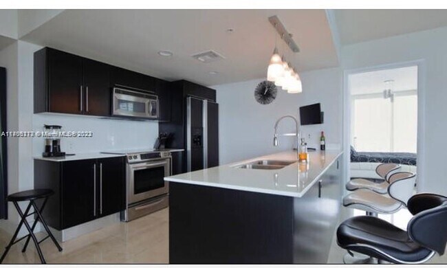 Foto del edificio - 665 NE 25th St