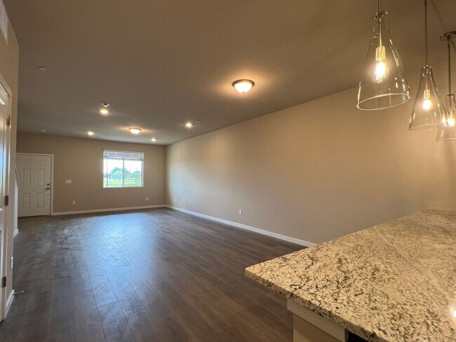 Foto del edificio - Brand New Townhome with fine finishes read...