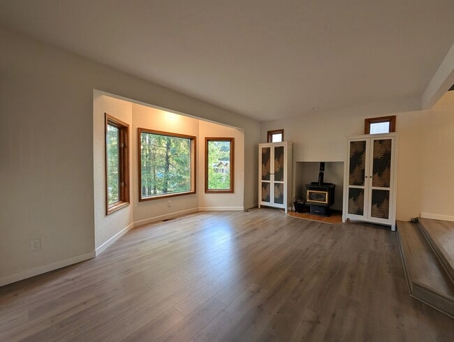 Building Photo - 3BD/2.5BA, Remodeled, Heat Pump, Pellet Stove, Pets on Approval, Garage - Avail Now