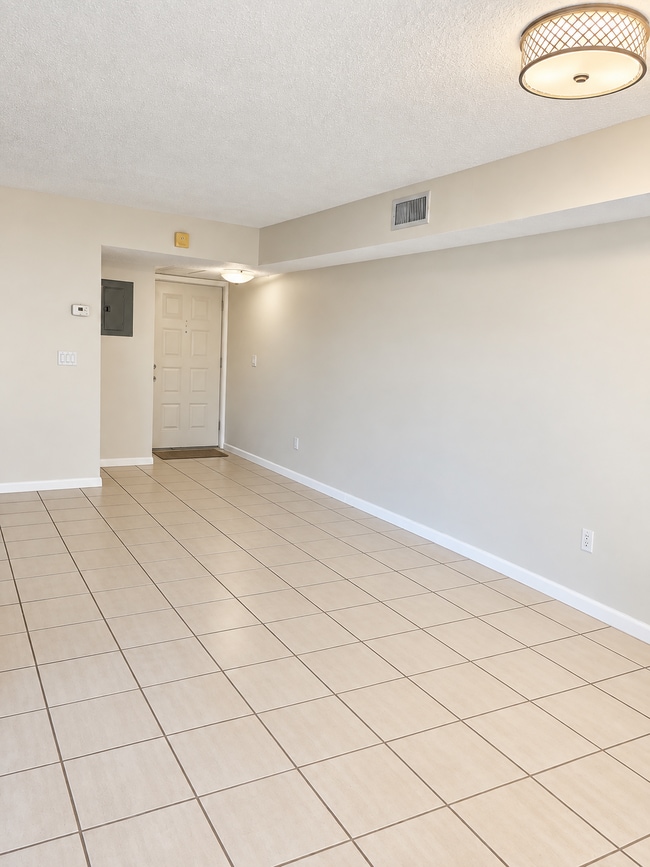 Living/Dining - 1211 S Independence Dr