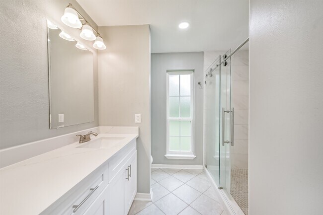 Building Photo - 8402 Pine Shores Dr