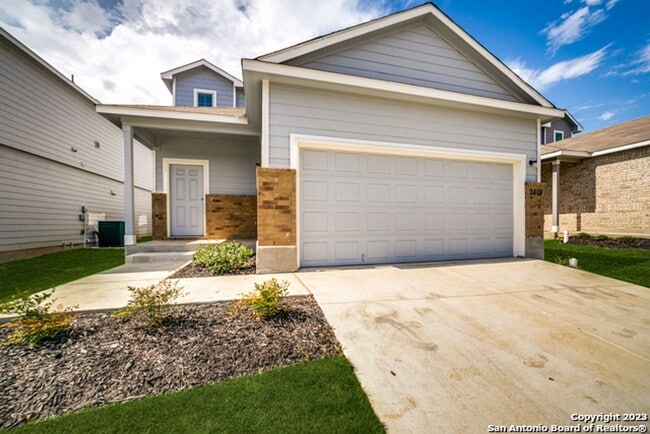 Building Photo - 4 Bedroom/2.5 Bath Applewhite Subdivision