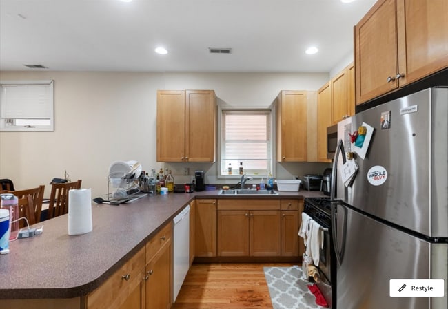 Building Photo - 2338 N Greenview Ave