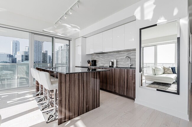 Building Photo - 15 Queens Quay E