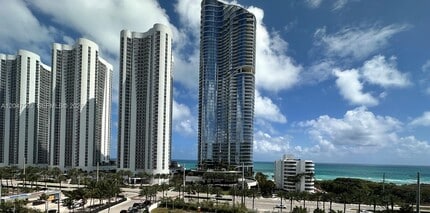 Building Photo - 100 Bayview Dr