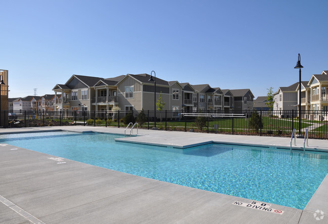 Resort-Style Pool - The Reserve at Kenosha