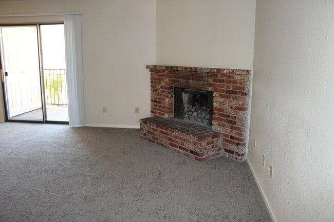 Building Photo - GUARD GATE COMMUNITY, 3 BEDROOM, 1.75 BATH...