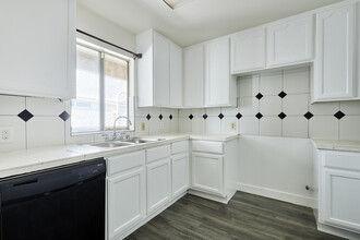 Building Photo - 744 Rose Ave