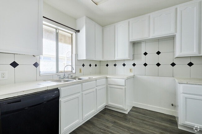Building Photo - 744 Rose Ave