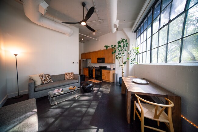 Foto del edificio - 2220 Canton St