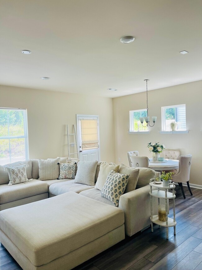 Building Photo - 915 Falls Grove Trl