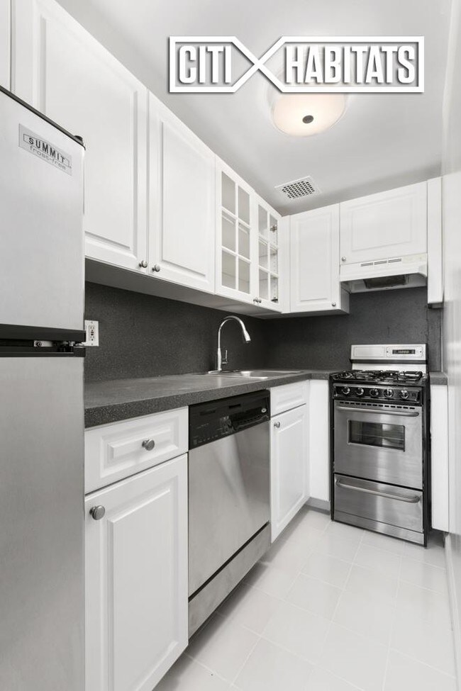 Building Photo - 12 W 76th St