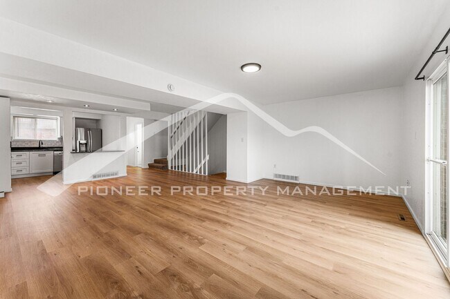 Building Photo - Charming Townhouse with Washer/Dryer and C...