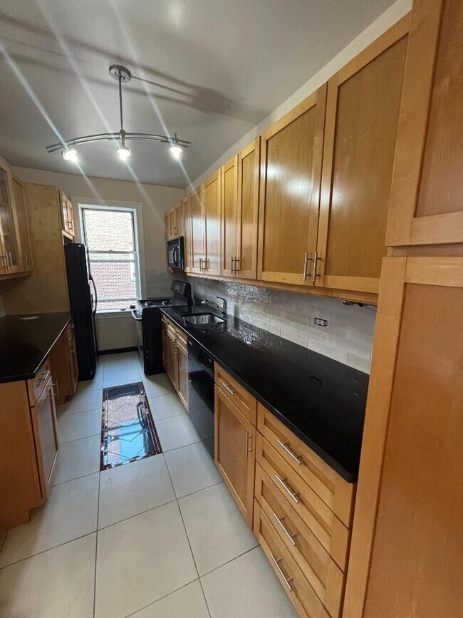 Foto del edificio - 1 bedroom in WOODSIDE NY 11377