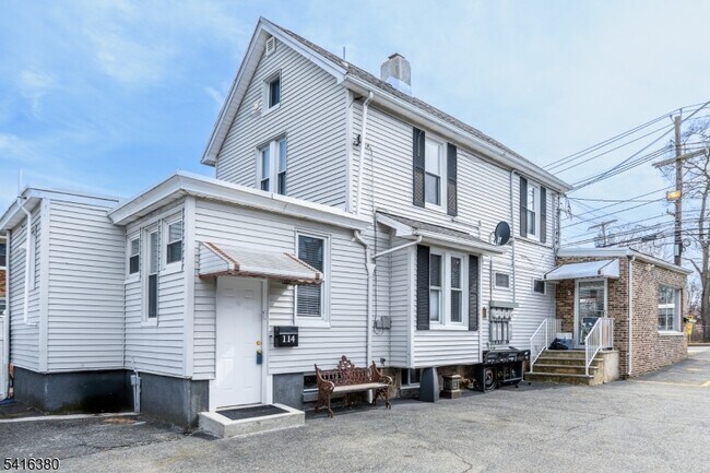 Foto del edificio - 114 E Main St