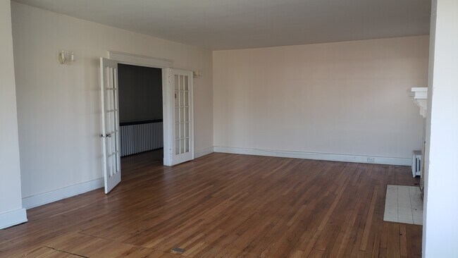 Family room 28x16 - 518 Grove St