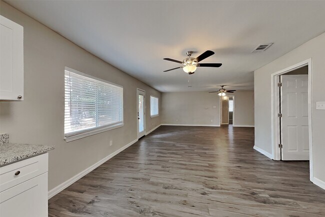 Foto del edificio - 3007 Birch Creek Dr