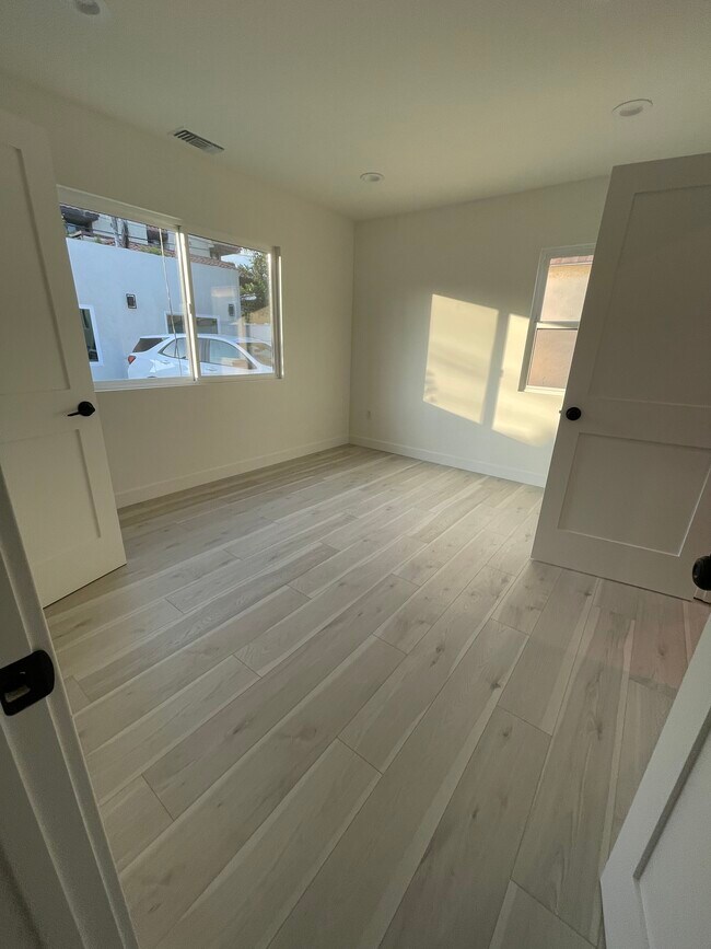 Foto del edificio - 1049 Davis Ave