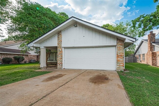 Building Photo - 15238 Ensenada Dr