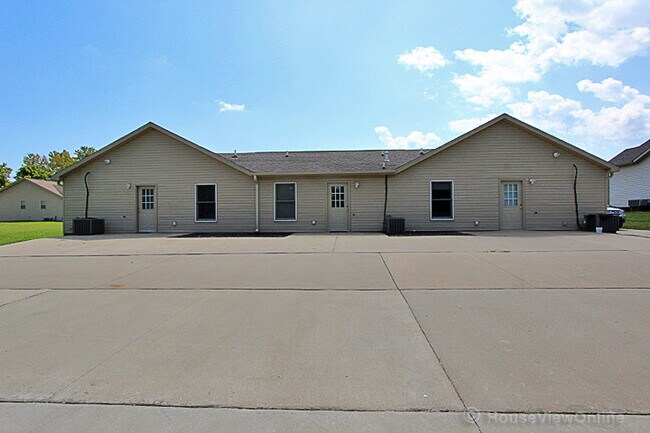 Building Photo - 2 Bedroom Triplex in Cape