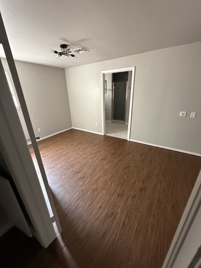 Building Photo - 507 Meadow Lake Dr