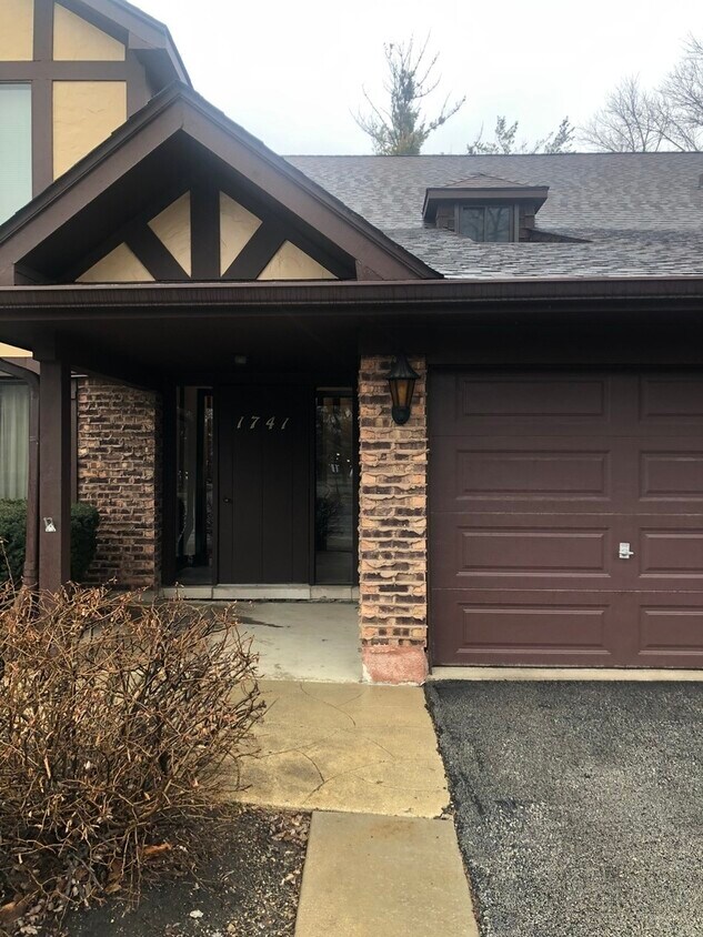 1741 Harrow Ct Unit B, Wheaton, IL 60189 Condo for Rent in Wheaton