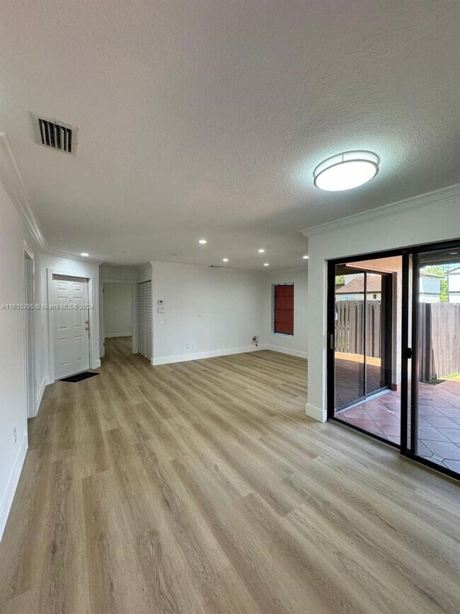 Foto del edificio - $3,000 15240 SW 45th Ter # 54-H