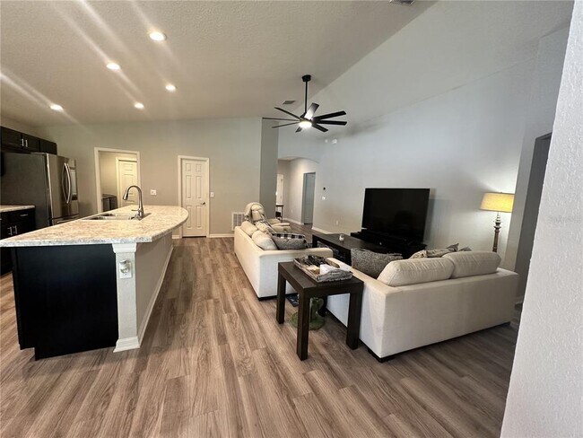 Foto del edificio - 6911 Gideon Cir
