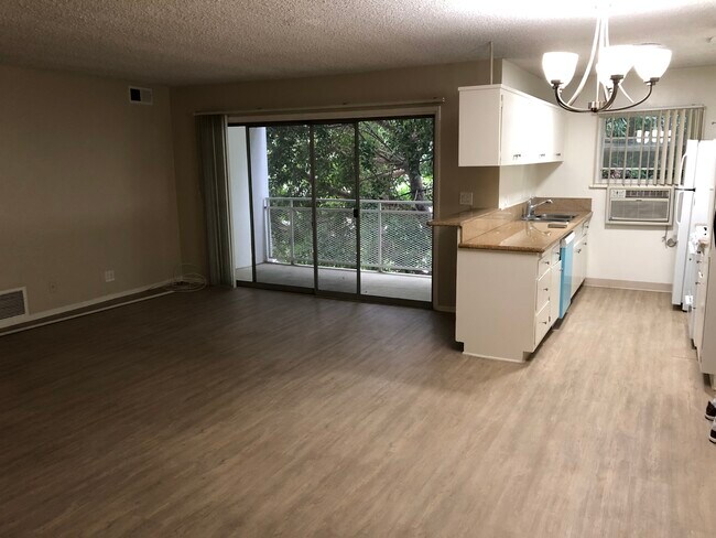 Building Photo - 501 N Rossmore Ave