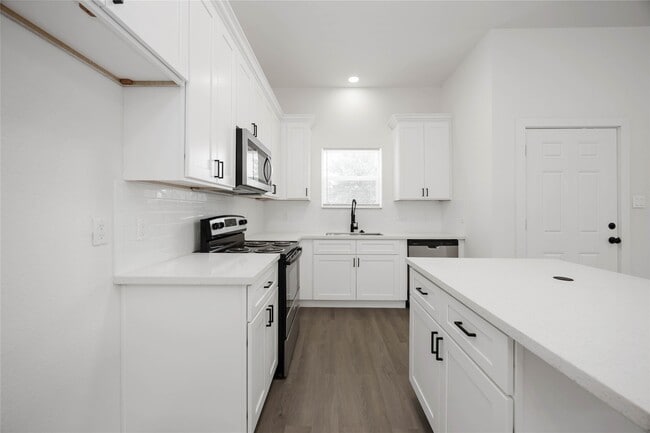 Building Photo - 330 Clearwater A